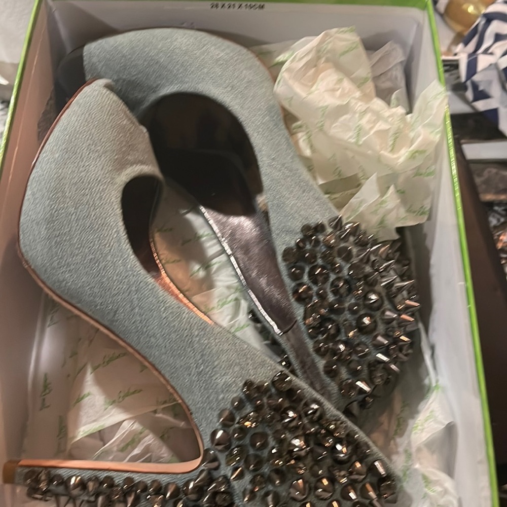 Spiked heeled pumps